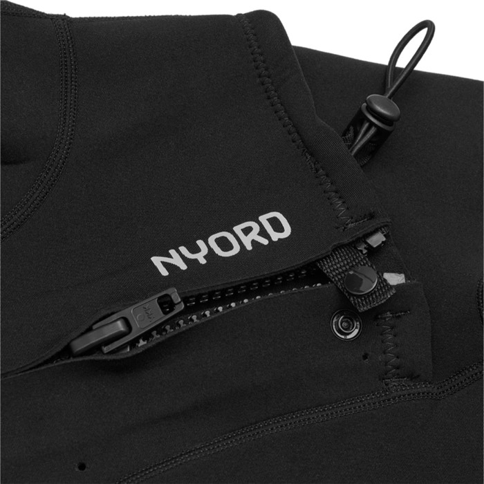 2024 Nyord Hombres Tempus 2/2mm Manga Corta Chest Zip Neopreno & Northcore Changing Robe & 20L Dry Bag Bundle MT1 Black / Grey